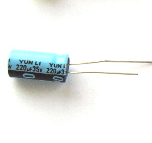 CHR10025 : Condensateur chimique radial 100F 25V